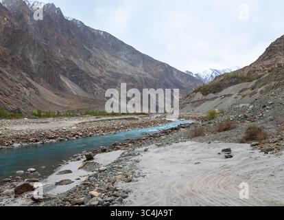 Rivière Shyok qui coule de l'Himalaya majestueux dans le Ladakh, Inde, avec une eau bleu clair, des montagnes époustouflantes et un paysage naturel à couper le souffle. Banque D'Images