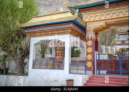 Roue à prières bouddhiste traditionnelle à l'extérieur d'un monastère, symbole de foi et de spiritualité, utilisée pour la méditation et le chant de mantras. Banque D'Images