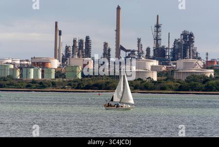 Fawley Southampton Angleterre Royaume-Uni. 26.07.2025. Yacht naviguant devant la raffinerie Fawley sur Southampton Water, au sud de l'Angleterre, Royaume-Uni. Banque D'Images