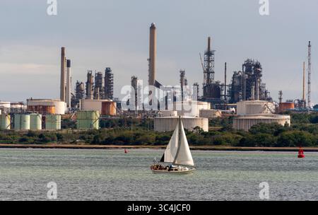 Fawley Southampton Angleterre Royaume-Uni. 26.07.2025. Yacht naviguant devant la raffinerie Fawley sur Southampton Water, au sud de l'Angleterre, Royaume-Uni. Banque D'Images