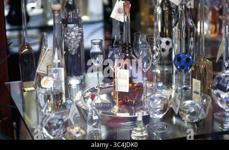 Italie Grappa bouteilles et Crystal Glasses Boutique Display Banque D'Images