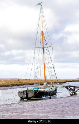 Morston capture le bateau à voile traditionnel « Juno » de Morston, amarré dans un étroit ruisseau de marée Banque D'Images