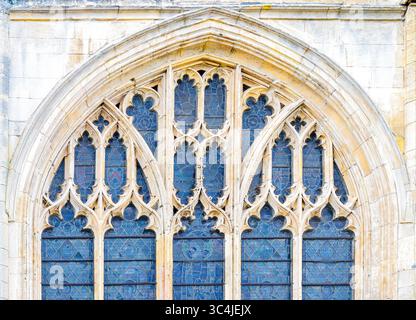 Cette photographie en gros plan capture une grande fenêtre gothique sur la cathédrale d'Ely Banque D'Images