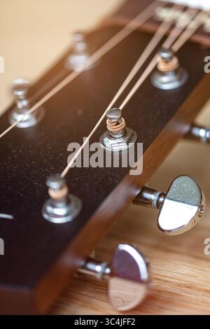 Gros plan de la poupée d'une guitare WESTERN en bois d'acajou brun Banque D'Images