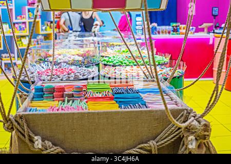 différentes saveurs et formes de bonbons à la gelée et bonbons à mâcher dans un département de bonbons spécialisés Banque D'Images