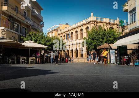 Ηράκλειο, Grèce - 1er septembre 2024 : la Loggia vénitienne à Héraklion, Crète. La mairie d'Héraklion, Crète, Grèce Banque D'Images