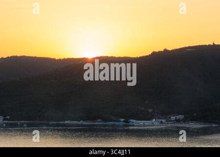 Une vue sur le coucher du soleil sur le sariyer depuis le château de Yoros, Beykoz, istanbul Banque D'Images