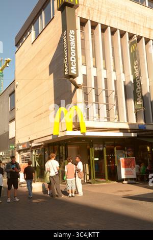 Les jeunes se rassemblent devant un restaurant de restauration rapide McDonalds à Rotterdam, aux pays-Bas Banque D'Images