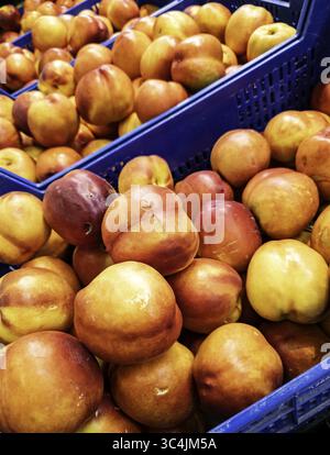 Détail de fruits frais sucrés dans un magasin de fruits, végétalien Banque D'Images