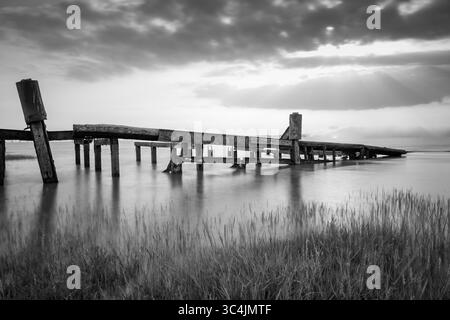 Les restes abandonnés du terminal de ferry de voiture Aust dans l'estuaire de Severn Royaume-Uni Banque D'Images