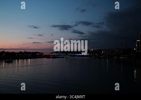 Vue panoramique du pont illuminé et de la cathédrale Saint Michaels au crépuscule à Belgrade, Serbie. Réflexions en rivière calme. Banque D'Images