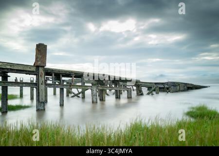 Les restes abandonnés du terminal de ferry de voiture Aust dans l'estuaire de Severn Royaume-Uni Banque D'Images