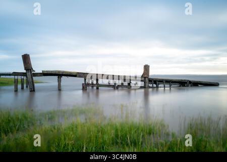 Les restes abandonnés du terminal de ferry de voiture Aust dans l'estuaire de Severn Royaume-Uni Banque D'Images