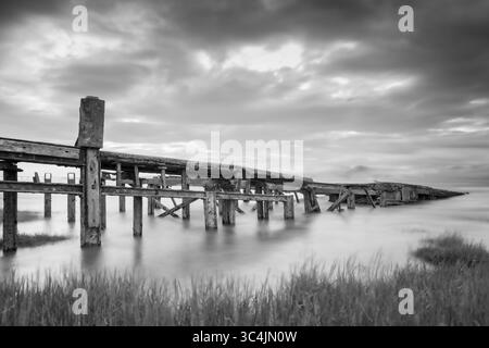 Les restes abandonnés du terminal de ferry de voiture Aust dans l'estuaire de Severn Royaume-Uni Banque D'Images