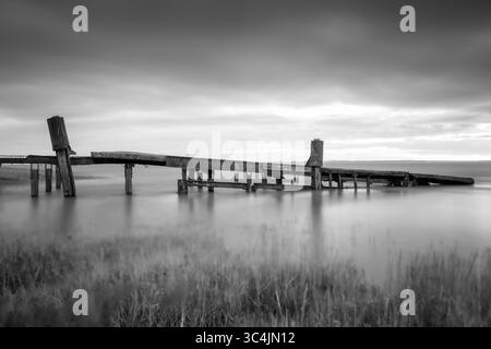 Les restes abandonnés du terminal de ferry de voiture Aust dans l'estuaire de Severn Royaume-Uni Banque D'Images