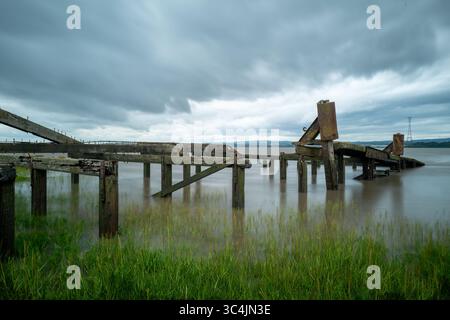 Les restes abandonnés du terminal de ferry de voiture Aust dans l'estuaire de Severn Royaume-Uni Banque D'Images
