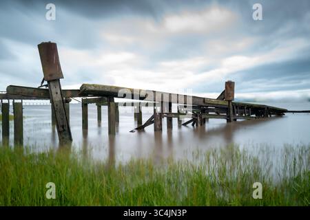 Les restes abandonnés du terminal de ferry de voiture Aust dans l'estuaire de Severn Royaume-Uni Banque D'Images