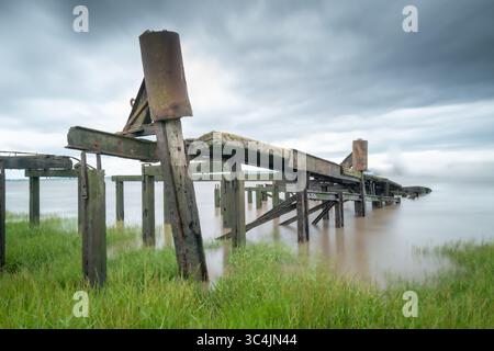 Les restes abandonnés du terminal de ferry de voiture Aust dans l'estuaire de Severn Royaume-Uni Banque D'Images