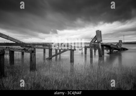 Les restes abandonnés du terminal de ferry de voiture Aust dans l'estuaire de Severn Royaume-Uni Banque D'Images