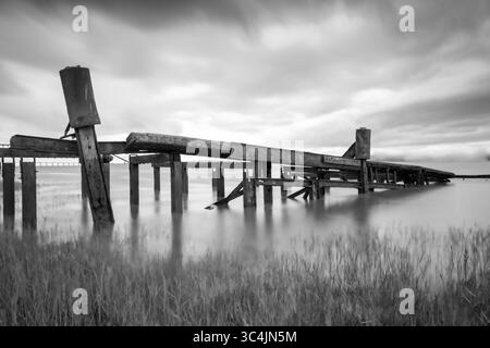 Les restes abandonnés du terminal de ferry de voiture Aust dans l'estuaire de Severn Royaume-Uni Banque D'Images