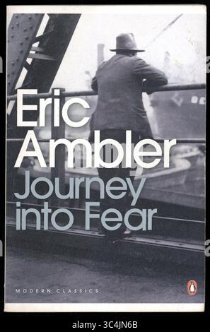 Utilisé livre de poche, couverture, 'Journey into Fear' par Eric Ambler, un roman de thriller espion de l'époque de la seconde Guerre mondiale, publié pour la première fois en 1940, cette édition en 2009, Royaume-Uni Banque D'Images