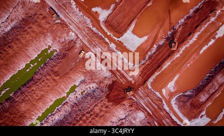 Vue aérienne du contraste saisissant entre la terre rouge-brun, les lignes blanches et les plans d'eau verts à Mykolaiv Alumina Plant, Mykolaiv, Myk Banque D'Images
