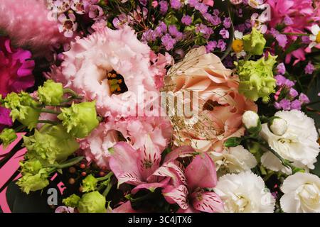Un bouquet floral aux couleurs vives en gros plan. Œillets, eustoma, alstromeria. Banque D'Images