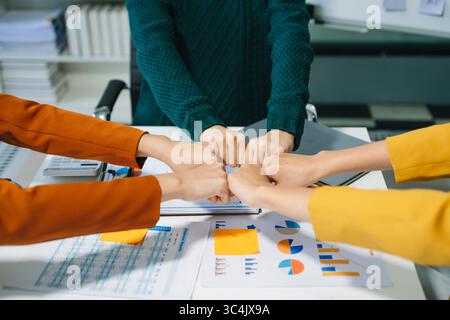 Gros plan sur les mains des gens d'affaires joignent leurs mains ensemble sur le concept d'unité dans le bureau Banque D'Images