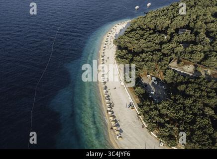 Vue aérienne de l'étonnant contraste entre la mer d'un bleu profond et la forêt verte vibrante le long de la côte, Primošten, comté de Šibenik-Knin, Croatie. Banque D'Images