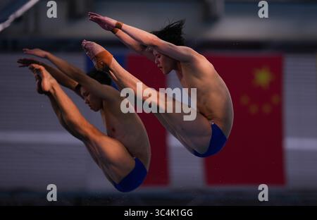 Singapour. 29 juillet 2025. Cheng Zilong/Zhu Zifeng (à droite) de Chine s'échauffent avant la finale masculine de plongée en plate-forme synchronisée au 10m aux Championnats du monde de natation à Singapour, le 29 juillet 2025. Crédit : Wu Zhizun/Xinhua/Alamy Live News Banque D'Images