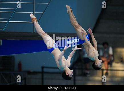 Singapour. 29 juillet 2025. Cheng Zilong/Zhu Zifeng (G), de Chine, concourent lors de la finale masculine de plongée en plate-forme synchronisée au 10m aux Championnats du monde de natation à Singapour, le 29 juillet 2025. Crédit : Wu Zhizun/Xinhua/Alamy Live News Banque D'Images
