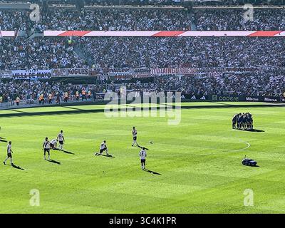 L'équipe de Boca Juniors se caucasse pendant que les joueurs de River plate se préparent avant le coup d'envoi du Superclásico à l'Estadio Monumental à Buenos Aires, en Argentine Banque D'Images
