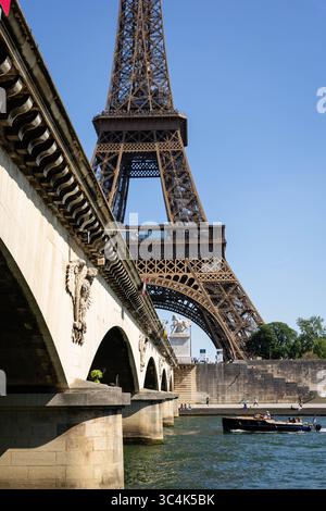 Tour Eiffel vue du Pont d'Iéna Pont avec structure en treillis de fer Paris, France Banque D'Images
