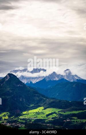Vue sur les montagnes de Latemar dans le nord de l'Italie, partiellement couvertes de nuages Banque D'Images