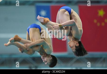 Singapour. 29 juillet 2025. Cheng Zilong/Zhu Zifeng (R), de Chine, concourent lors de la finale masculine de plongée en plate-forme synchronisée au 10m aux Championnats du monde de natation à Singapour, le 29 juillet 2025. Crédit : Wu Zhizun/Xinhua/Alamy Live News Banque D'Images