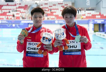 Singapour. 29 juillet 2025. Cheng Zilong (G)/Zhu Zifeng, de Chine, pose après la cérémonie de remise de la finale masculine de plongée en plate-forme synchronisée de 10 m aux Championnats du monde de natation à Singapour, le 29 juillet 2025. Crédit : Wu Zhizun/Xinhua/Alamy Live News Banque D'Images
