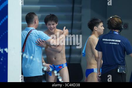 Singapour. 29 juillet 2025. Cheng Zilong (2ème R)/Zhu Zifeng (2ème l) de Chine sont vus après la finale de plongée synchronisée de 10m chez les hommes aux Championnats du monde de natation à Singapour, le 29 juillet 2025. Crédit : Wu Zhizun/Xinhua/Alamy Live News Banque D'Images