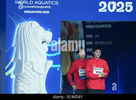 Singapour. 29 juillet 2025. Cheng Zilong (G)/Zhu Zifeng, de Chine, sont vus avant la cérémonie de remise de la finale masculine de plongée en plate-forme synchronisée de 10 m aux Championnats du monde de natation à Singapour, le 29 juillet 2025. Crédit : Wu Zhizun/Xinhua/Alamy Live News Banque D'Images