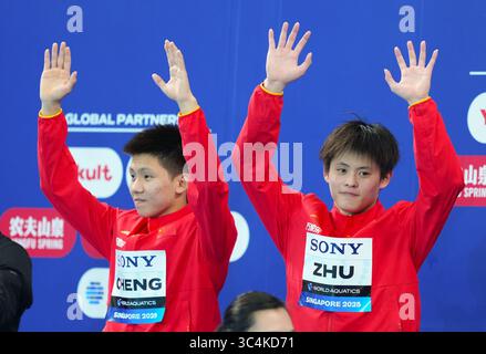 Singapour. 29 juillet 2025. Cheng Zilong (G)/Zhu Zifeng, de Chine, assistent à la cérémonie de remise de la finale masculine de plongée en plate-forme synchronisée de 10 m aux Championnats du monde de natation à Singapour, le 29 juillet 2025. Crédit : Wu Zhizun/Xinhua/Alamy Live News Banque D'Images