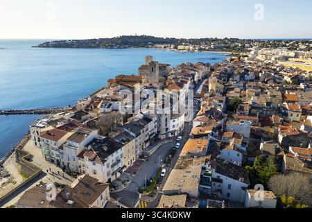 Vue aérienne de l'historique Château Grimaldi et les toits en terre cuite de la vieille ville rencontrent les eaux turquoises de la mer Méditerranée, Antibes, Provence-Alpes-Côte d'Azur, France. Banque D'Images