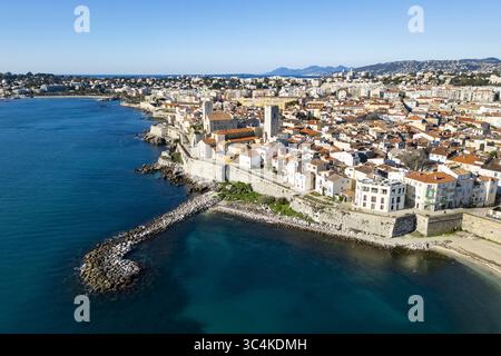 Vue aérienne des remparts embrasser la vieille ville d'Antibes, où les toits en terre cuite rencontrent la mer Azur, Antibes, Provence-Alpes-Côte d'Azur, France. Banque D'Images