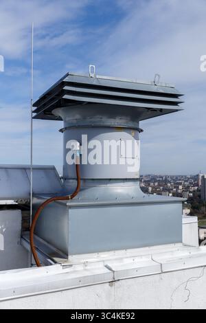 Système de ventilation sur le toit de haute qualité présenté contre un ciel clair avec City Skyline en arrière-plan, reflétant les conceptions architecturales modernes et Banque D'Images