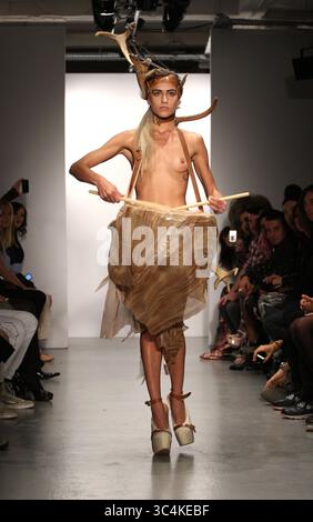 Alice Dellal sur le podium du spectacle PAM Hogg pendant la London Fashion week à Londres - 19 septembre 2010 Banque D'Images