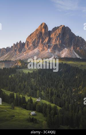Vue aérienne de la chaîne de montagnes accidentée Sass de Putia surplombe des prairies verdoyantes et des forêts denses, une symphonie de lumière et d'ombre, Wurzjoch, Passo Banque D'Images