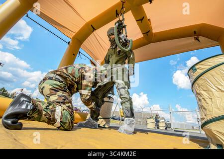 23 août 2018 - base aérienne de Spangdahlem, Rhénanie-Palatinat, Allemagne - L'aviateur principal Austin Lebrun, à gauche, compagnon d'équipement de vol du 52e escadron de soutien aux opérations, travaille à la décontamination du Capitaine Logan Mitchell, commandant de vol du 52e OSS AFE, pendant la formation de décontamination à la base aérienne de Spangdahlem, Allemagne, août. 23, 2018. La formation comprenait un processus de décontamination de neuf stations démontrant que la mission peut encore être accomplie dans un environnement chimique, biologique, radiologique et nucléaire. (Crédit image : © U.S. Air Force/ZUMA Wire/ZUMAPRESS.com) Banque D'Images