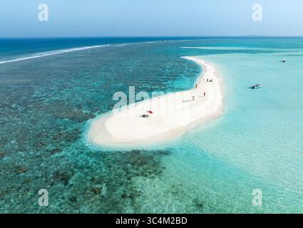 Vue aérienne d'un banc de sable blanc immaculé entouré d'eaux turquoises et de récifs coralliens vibrants, créant un contraste saisissant de couleurs, Thoddoo, Alif Banque D'Images