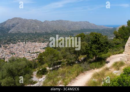 Vue vers la baie au large de Pollença depuis Pollença, Majorque Banque D'Images