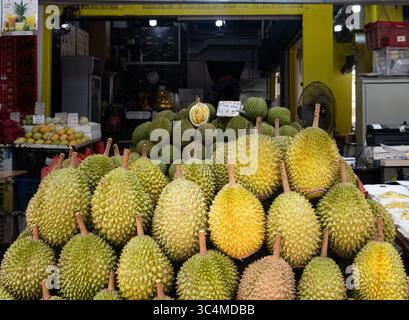 Fruits durian sur un étal de marché à Singapour Banque D'Images