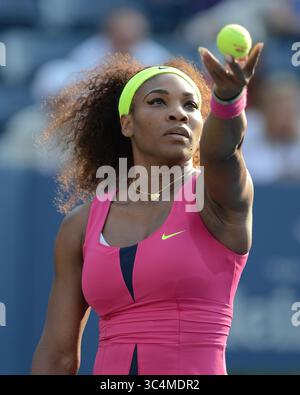 30 août 2012 - Flushing, New York, États-Unis d'Amérique - NEW YORK, NY - AOÛT 30 : Serena Williams des États-Unis retourne un tir contre Maria Jose Martinez Sanchez d'Espagne lors de leur match de deuxième tour en simple féminin le quatrième jour de l'US Open 2012 au Centre National de Tennis de l'USTA Billie Jean King le 30 août 2012 dans le quartier Flushing du Queens de New York City....personnes : Serena Williams. (Crédit image : © SMG via ZUMA Wire) Banque D'Images