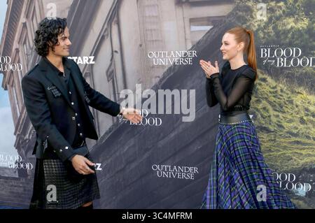 Jamie Roy und Harriet Slater BEI der Premiere der Starz Serie Outlander : Blood of My Blood im DGA Theater. Los Angeles, 28.07.2025 *** Jamie Roy et Harriet Slater à la première de la série Starz Outlander Blood of My Blood au DGA Theater Los Angeles, 28 07 2025 Foto :XC.xVanxWagonerx/xFuturexImagex Outlander 5790 Banque D'Images